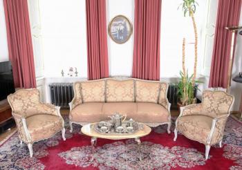 Sedací souprava Ludvík XV kompletně zrestaurovaná. Sedací souprava Ludvík XV kompletně zrestaurovaná.